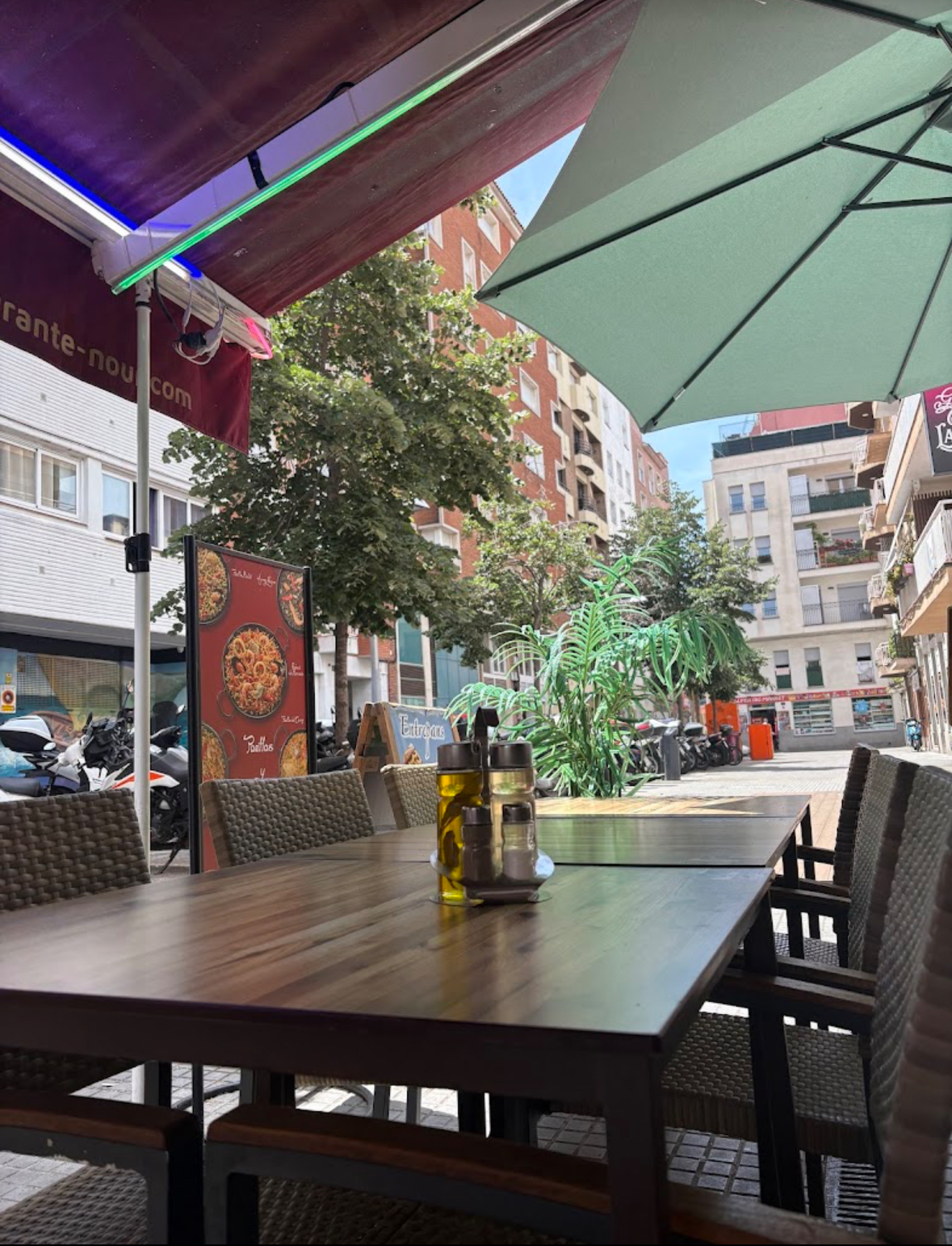 Terraza exterior de Restaurant Nour con mesas al aire libre