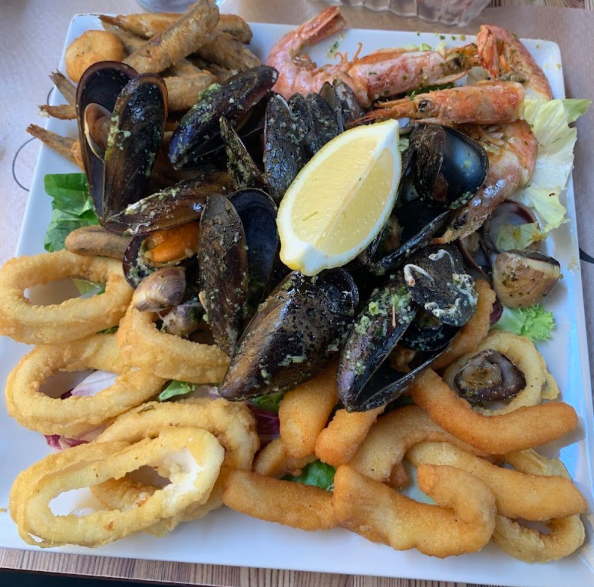 Bandeja de marisco frito con mejillones, gambas y calamares