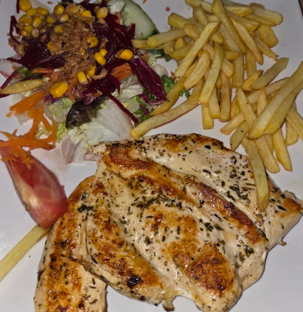 Pechuga de pollo a la plancha con patatas y ensalada
