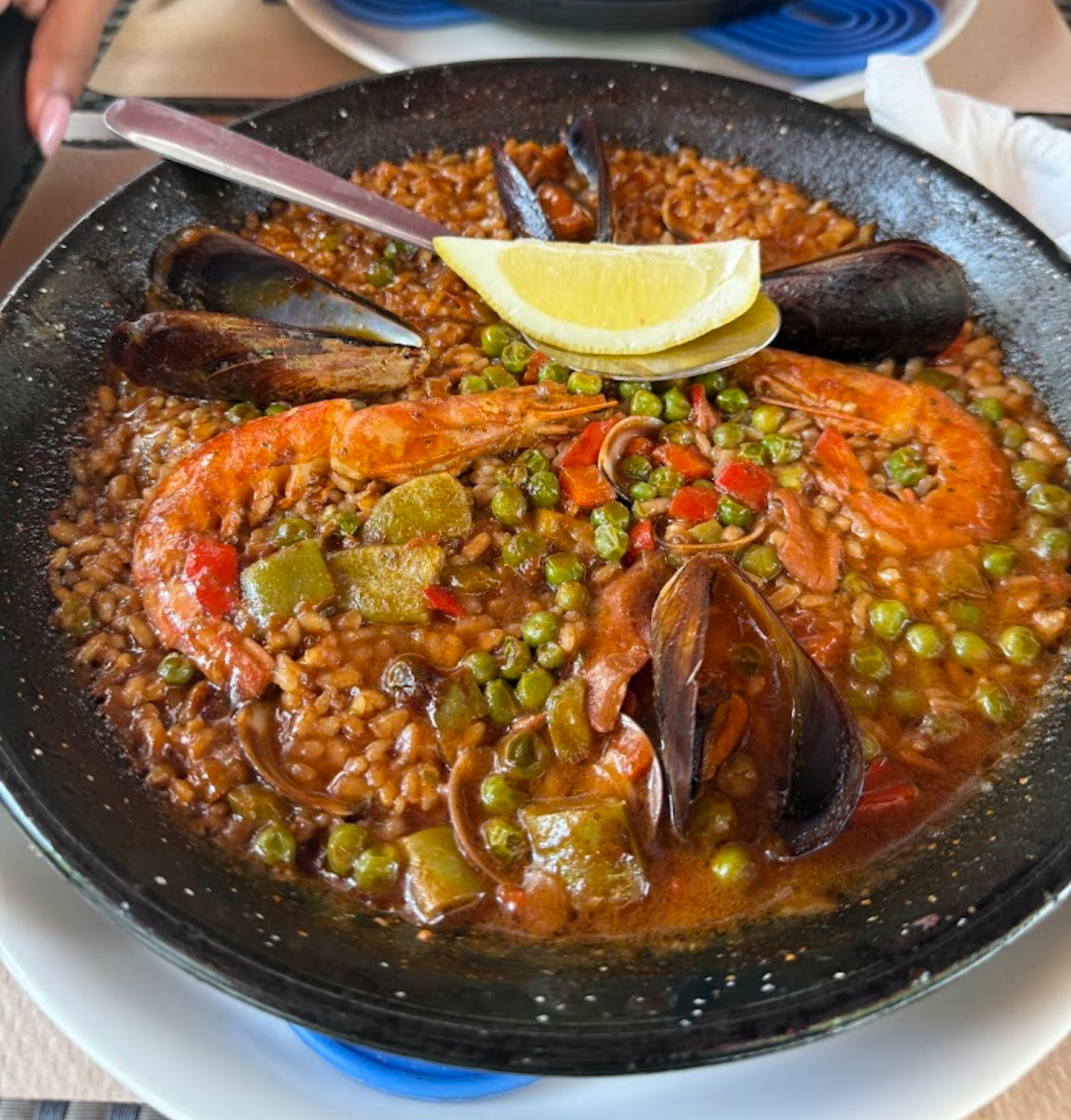 Paella marinera de Restaurant Nour con gambas, mejillones y limón
