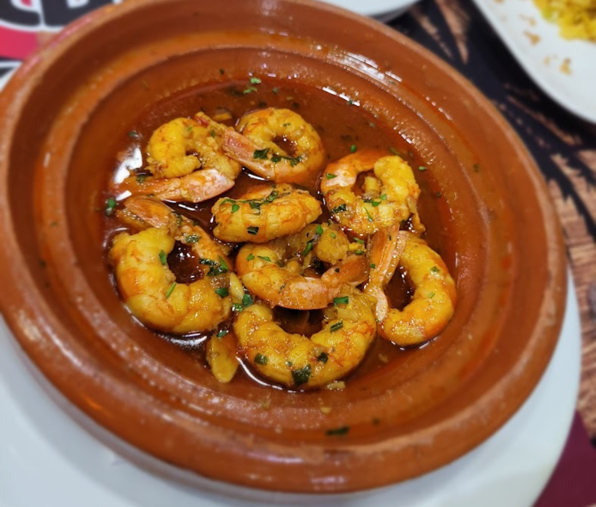 Cazuela de gambas al ajillo servida en barro